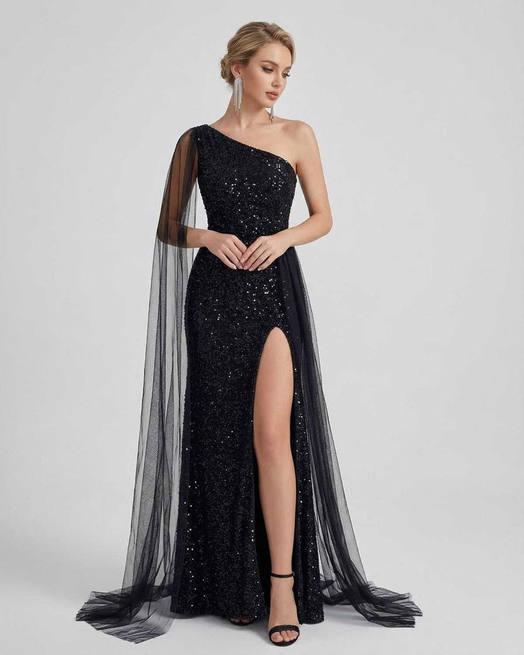 Mujer luciendo un vestido maxi de noche brillante con lentejuelas y hombro único. Ropa formal chic.