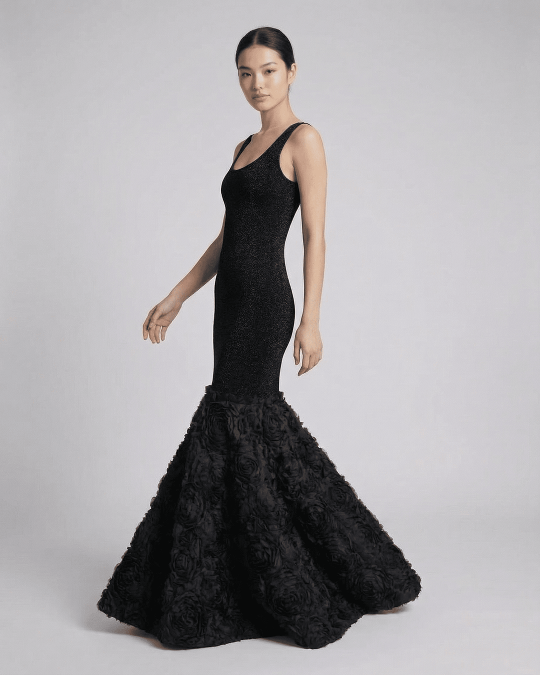 Vestido formal maxi negro para mujer. Ideal para ocasiones especiales, cena o evento elegante. Moda de noche.