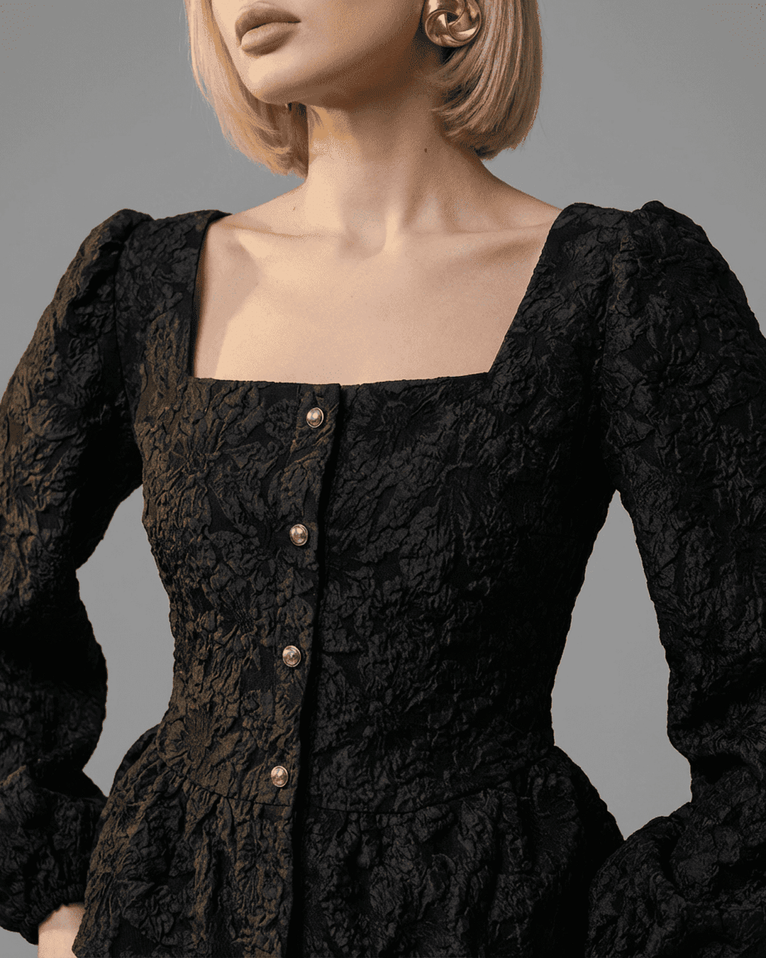 Blusa corsé negra con cuello cuadrado y mangas abullonadas. Moda sofisticada para mujer.