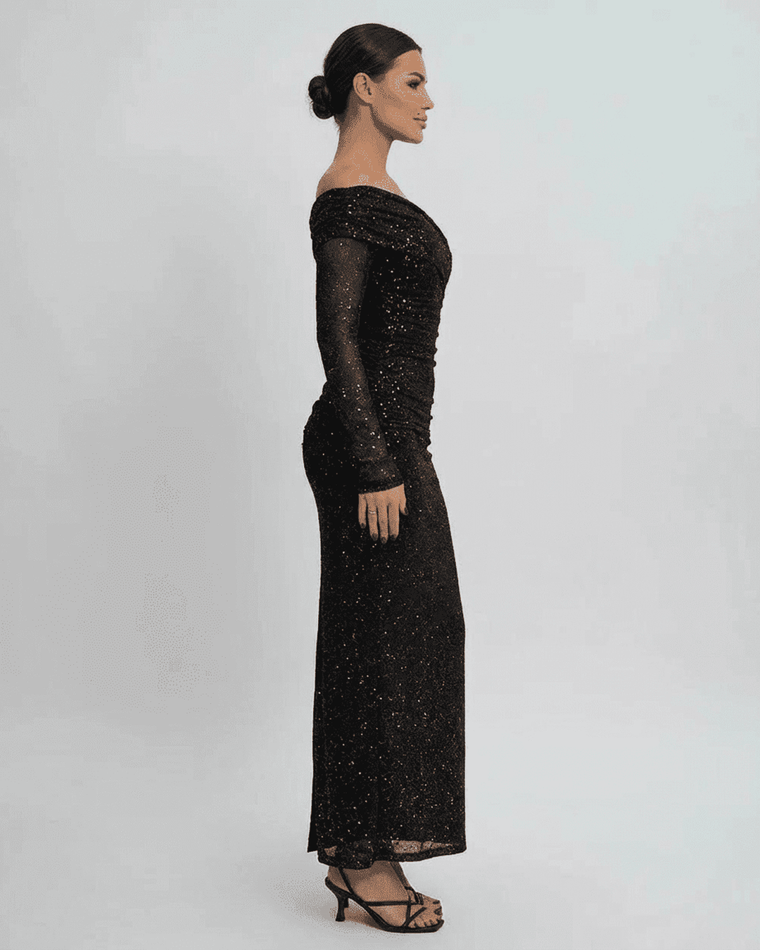 Vestido de fiesta largo negro off-shoulder. Diseño elegante y sofisticado para mujer, ideal para eventos formales.