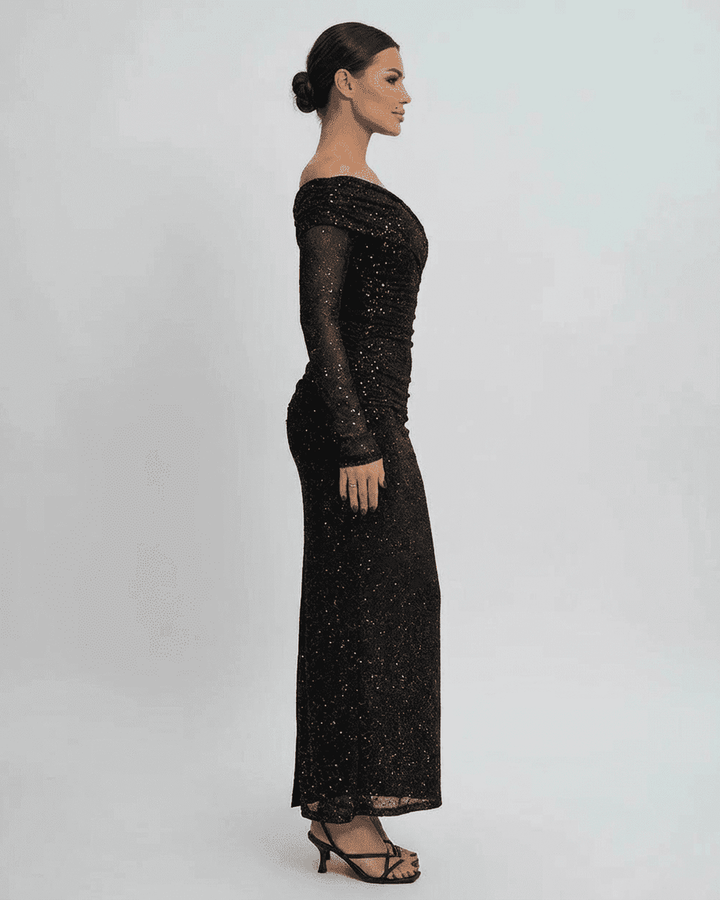 Vestido de fiesta largo negro off-shoulder. Diseño elegante y sofisticado para mujer, ideal para eventos formales.