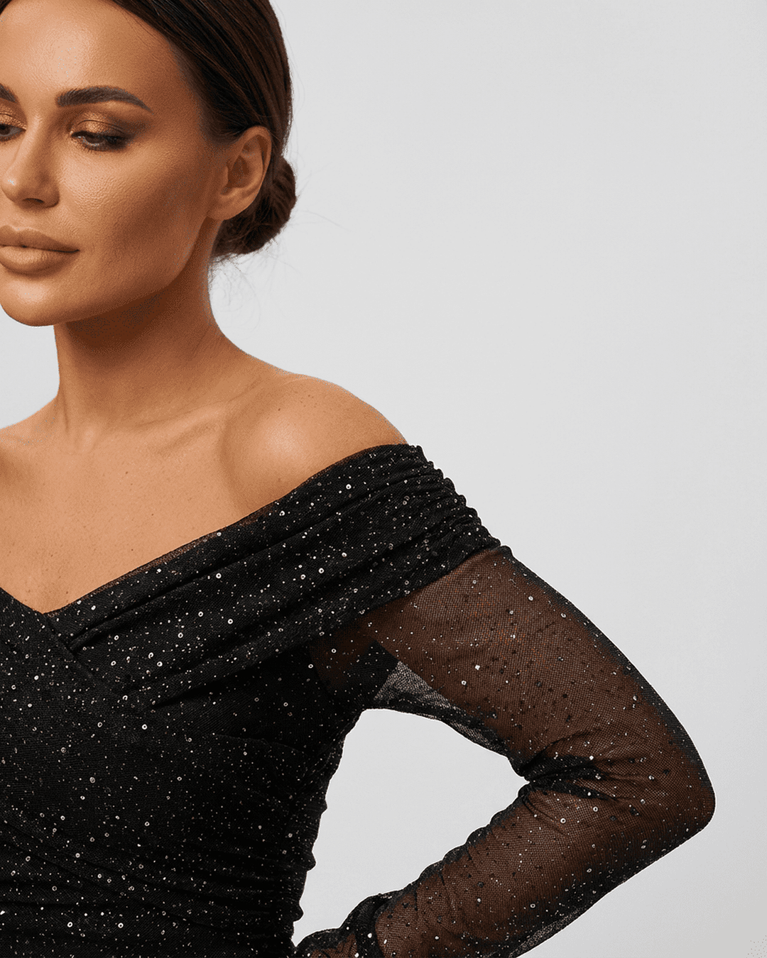 Ropa de fiesta: Vestido maxi negro off-shoulder. Elegante y formal para mujer, ideal para celebraciones nocturnas.
