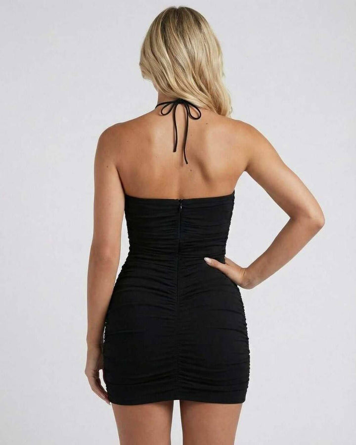 Vestido negro ceñido de fiesta, diseño mini con cuello halter. Ideal para noche y moda Y2K.