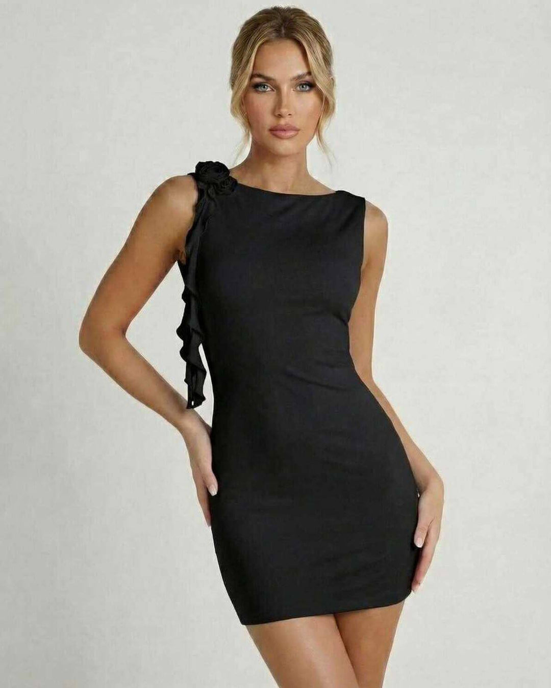 Vestido mini negro elegante para mujer con volantes. Perfecto para fiestas y cócteles.