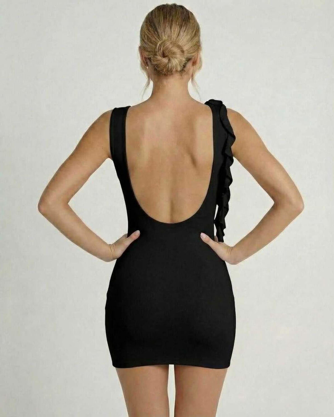 Vestido mini negro casual chic sin mangas para mujer. Ideal para verano u ocasiones especiales.