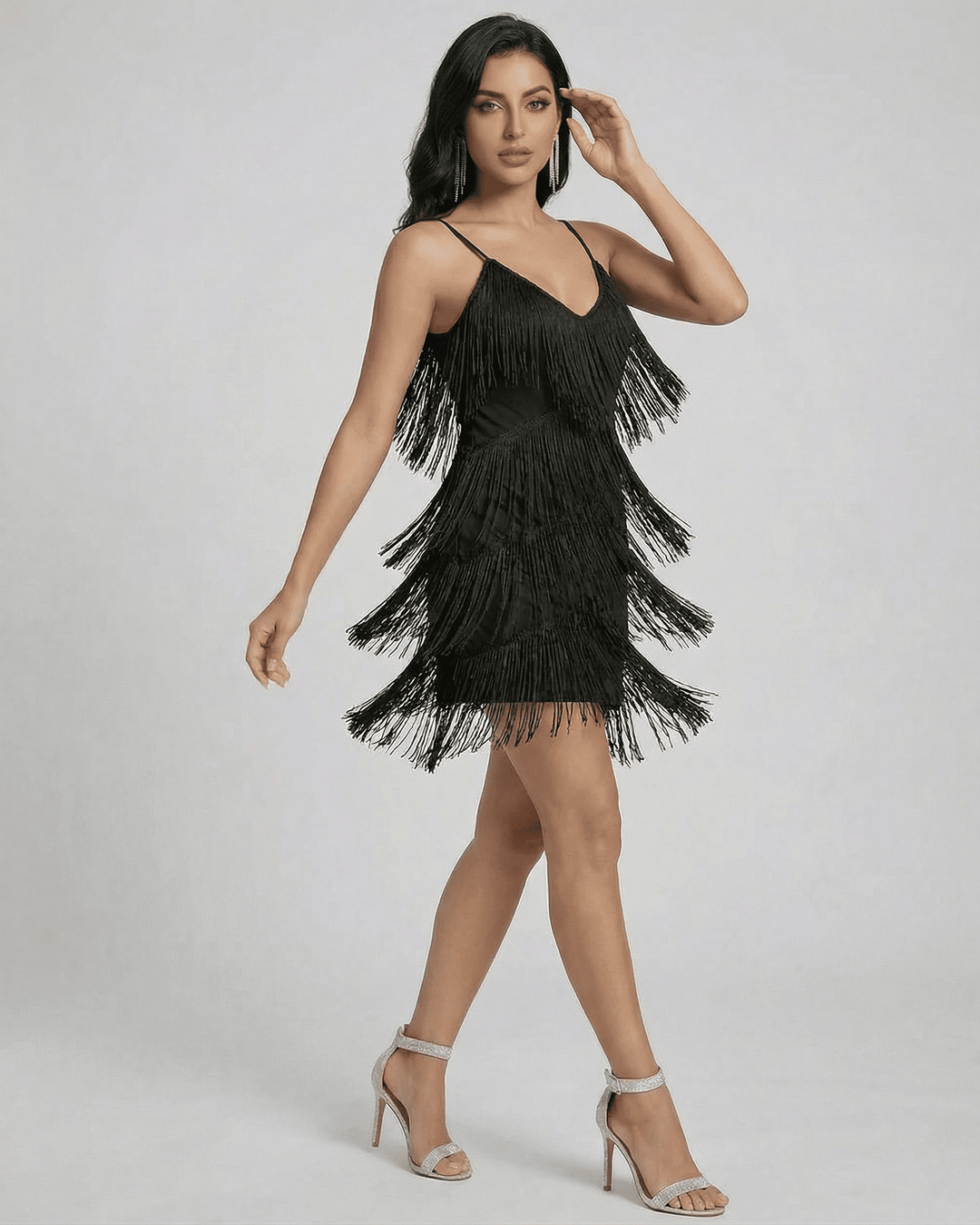 Escote V profundo y elegante en el vestido mini negro de fiesta sin mangas. Moda mujer chic.