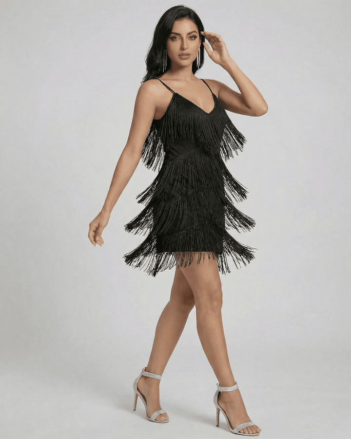 Escote V profundo y elegante en el vestido mini negro de fiesta sin mangas. Moda mujer chic.