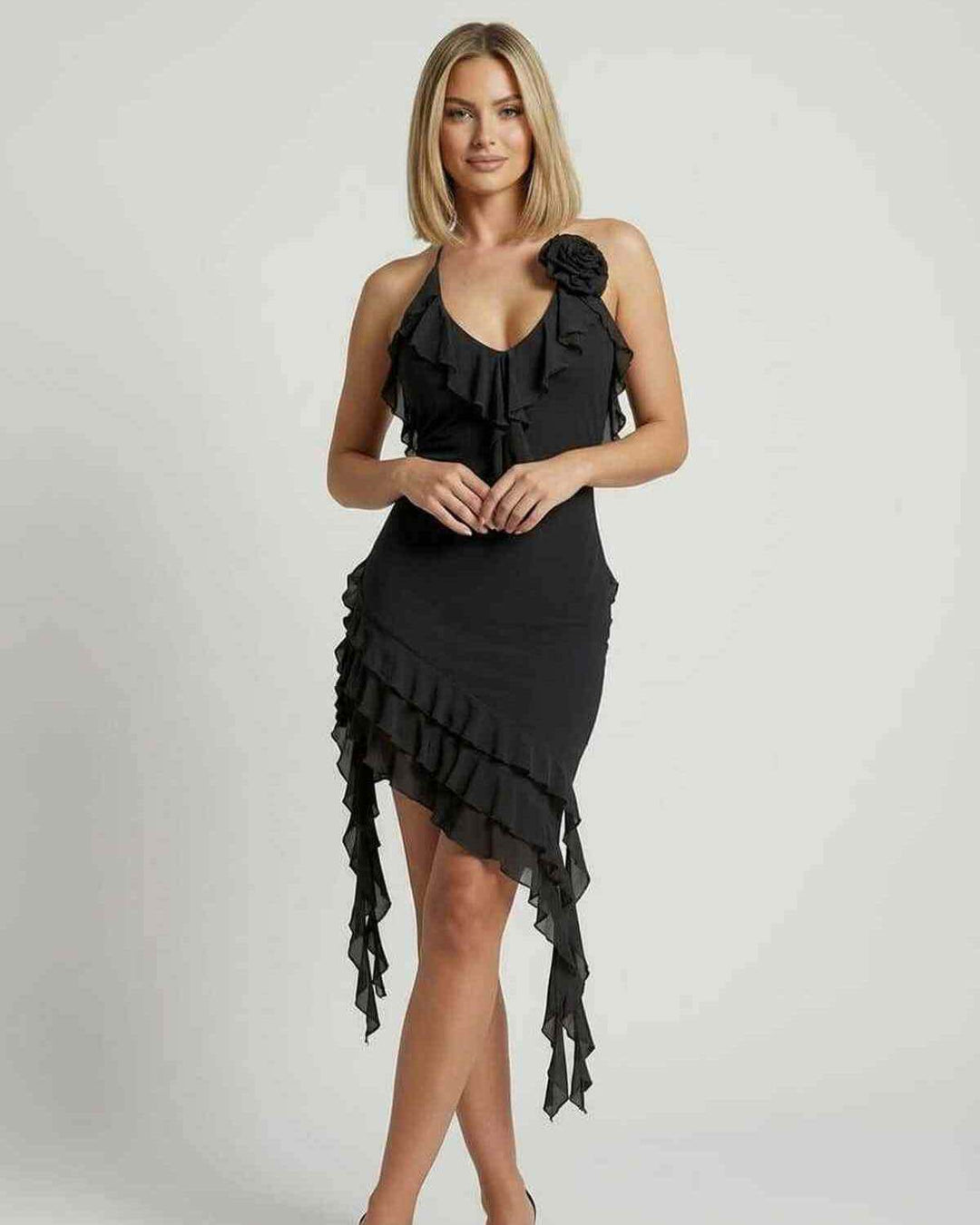 Vestido de fiesta mini negro con escote halter. Detalles de volantes, elegante y moderno para mujer.