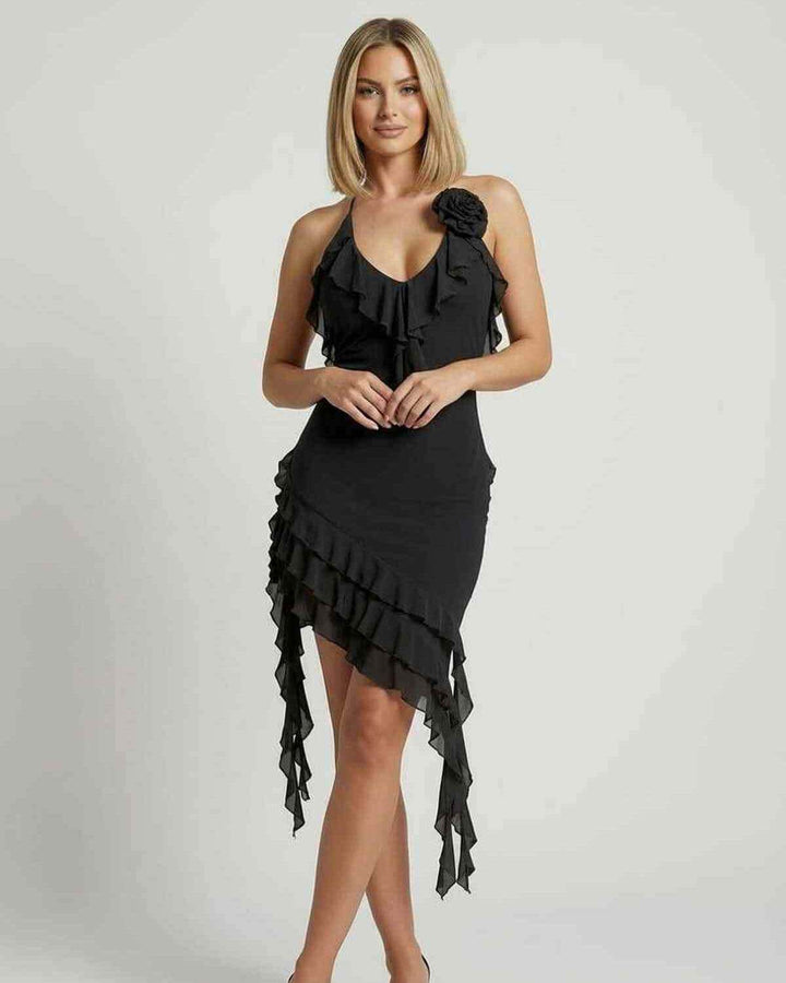 Vestido de fiesta mini negro con escote halter. Detalles de volantes, elegante y moderno para mujer.