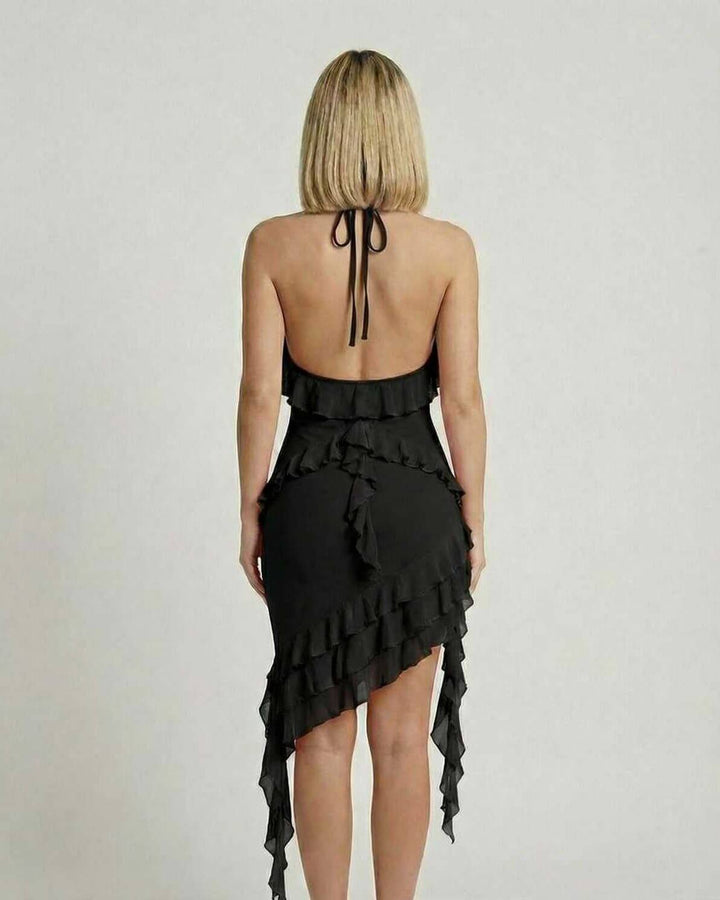 Vestido negro ajustado con volantes, estilo mini. Ideal para fiesta o cóctel, realza la figura femenina.