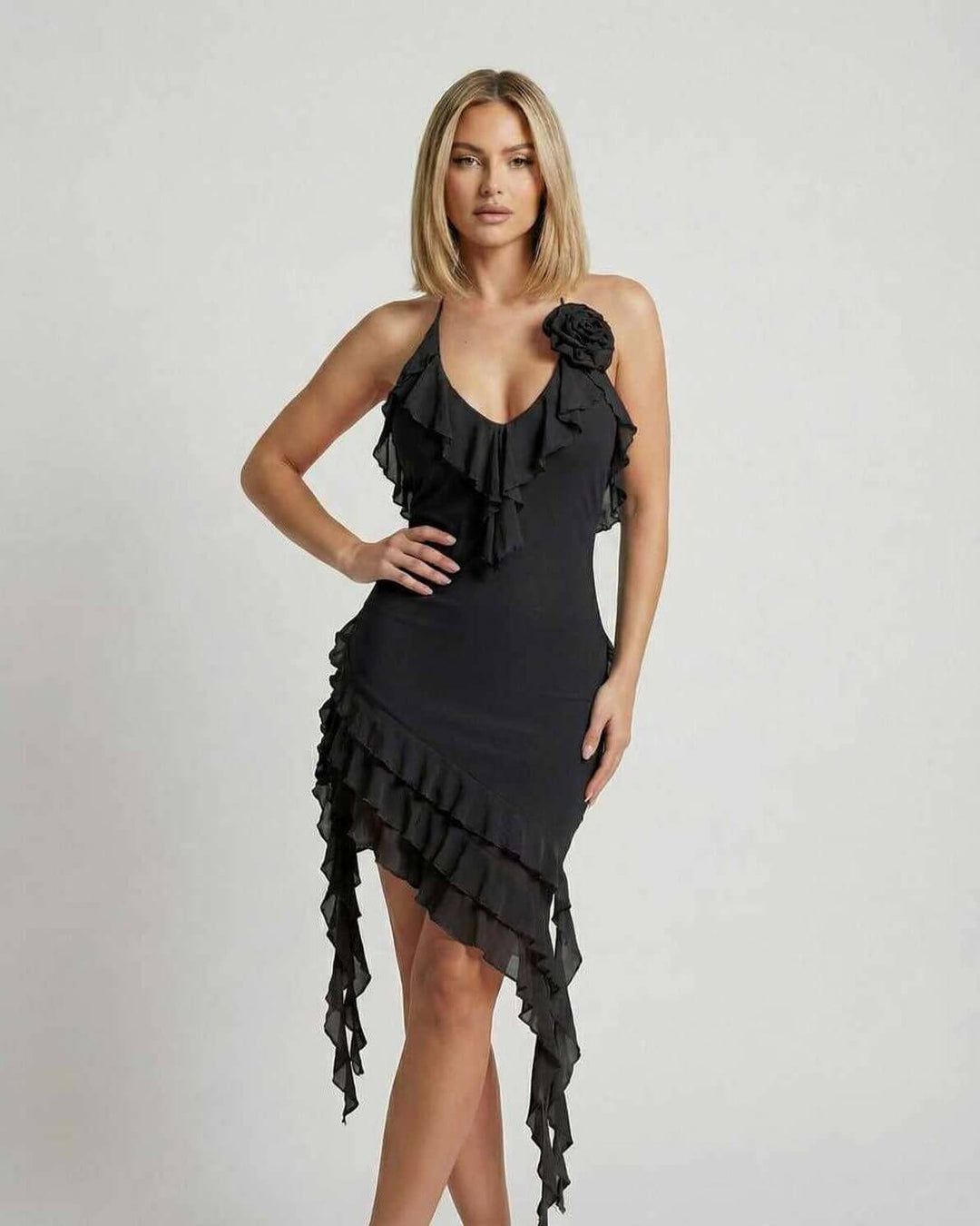 Vestido mini negro de fiesta con volantes y escote halter para mujer. Elegante y ajustado para cóctel.