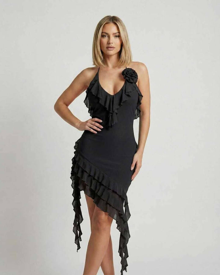 Vestido mini negro de fiesta con volantes y escote halter para mujer. Elegante y ajustado para cóctel.