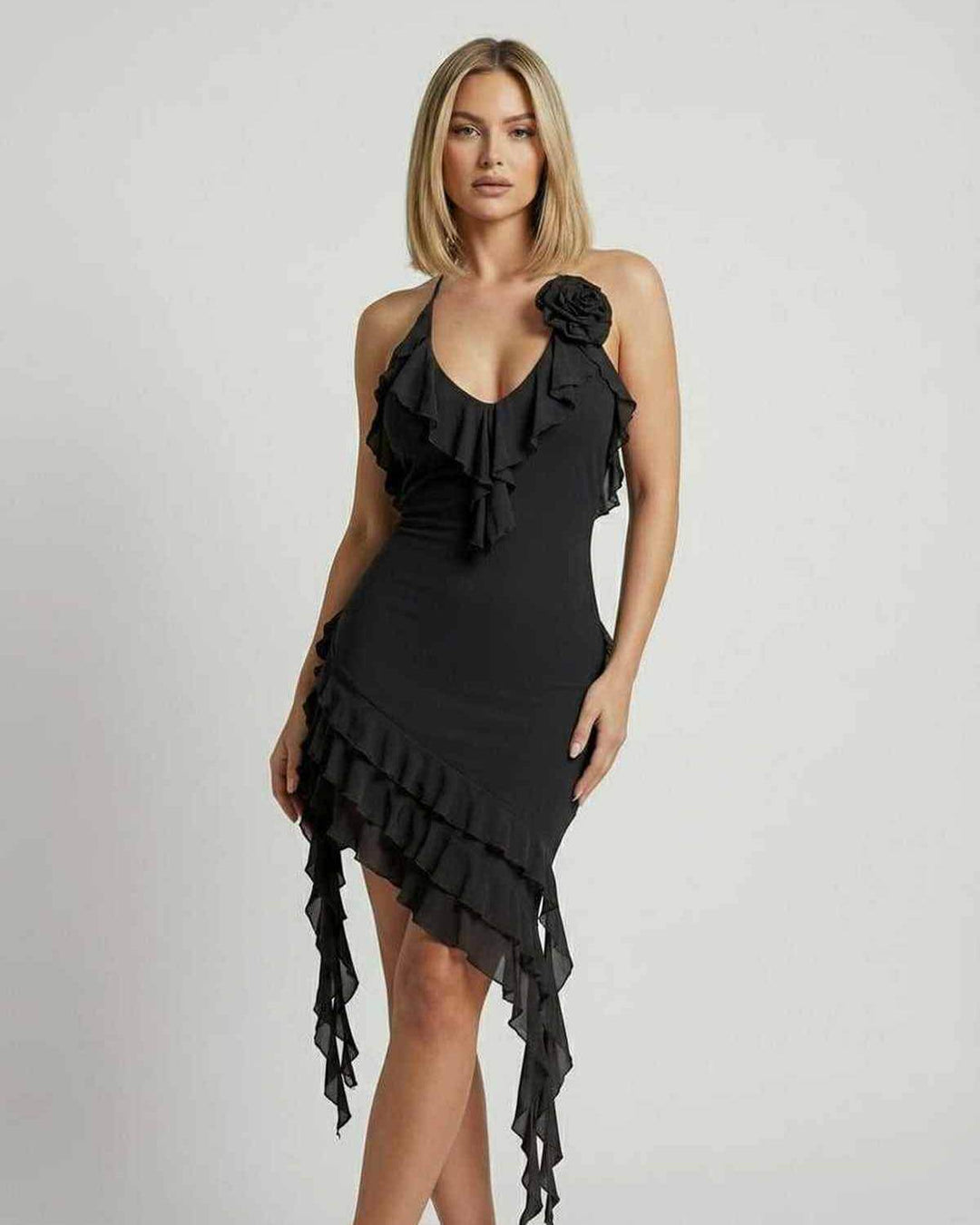 Ropa de mujer: Vestido mini negro de fiesta. Elegante, ajustado con volantes y escote halter para cóctel.
