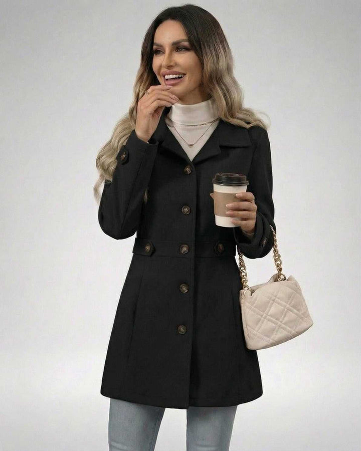 Elegante chaqueta negra entallada para mujer, ideal para ropa de oficina o eventos formales. Moda sofisticada.