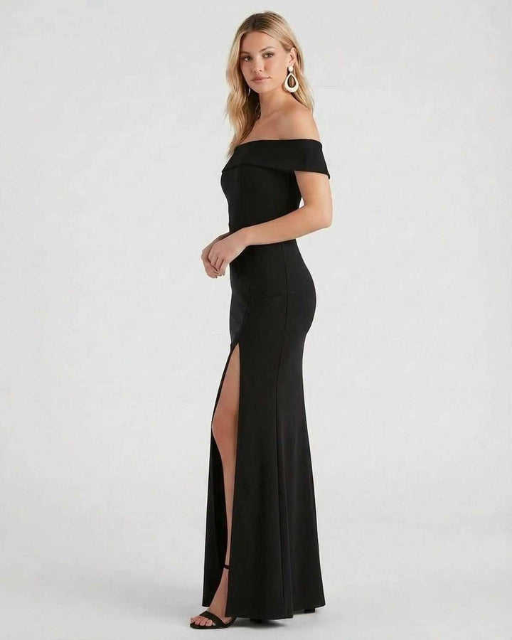 Vestido negro de mujer, estilo maxi con fisura y hombros descubiertos, ideal para eventos de gala.