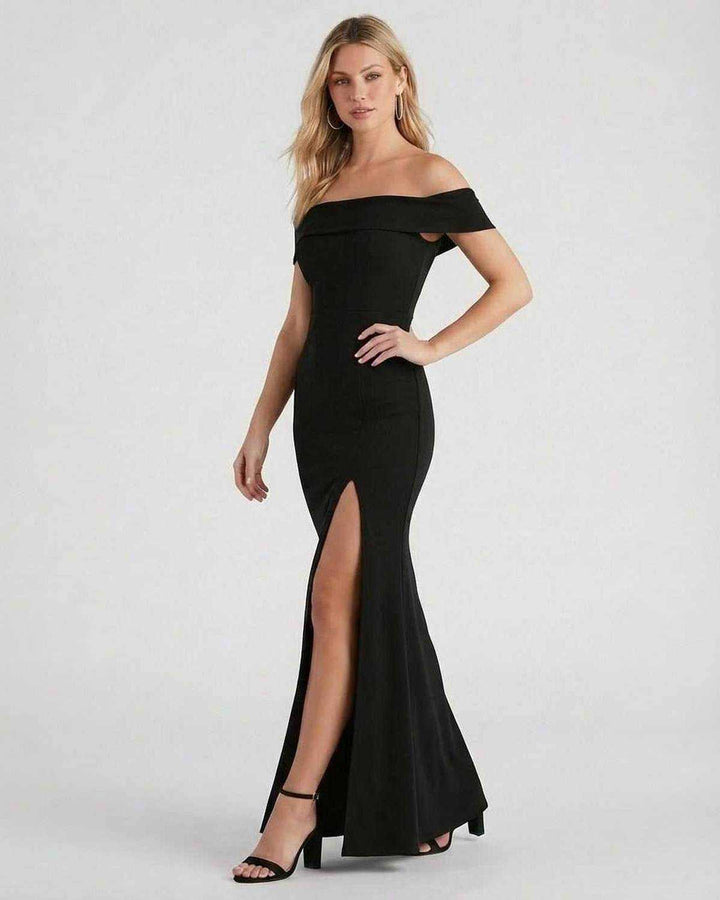 Elegante vestido de noche negro con fisura y hombros descubiertos, perfecto para ocasiones especiales.