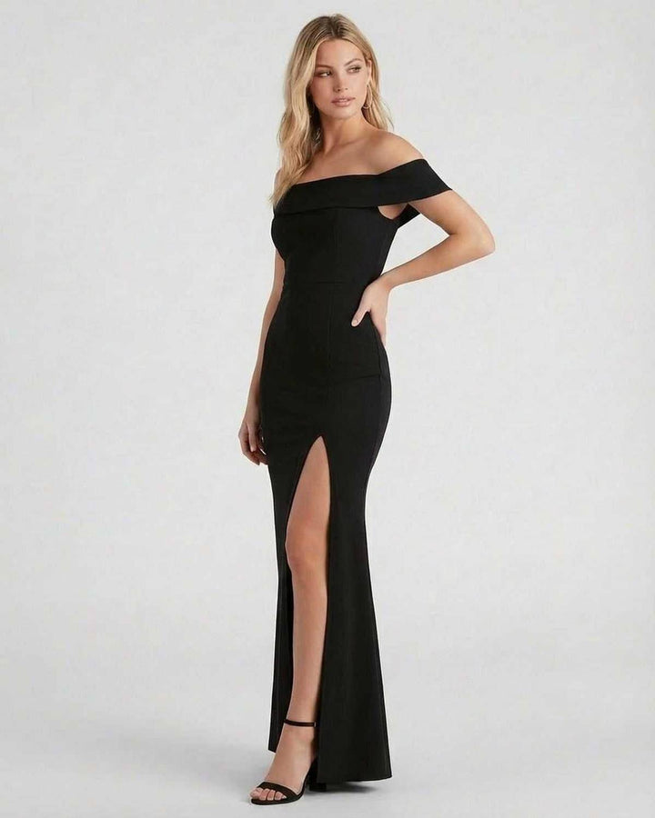 Vestido largo negro para mujer con silueta fluida y hombros al descubierto, ideal para fiesta.