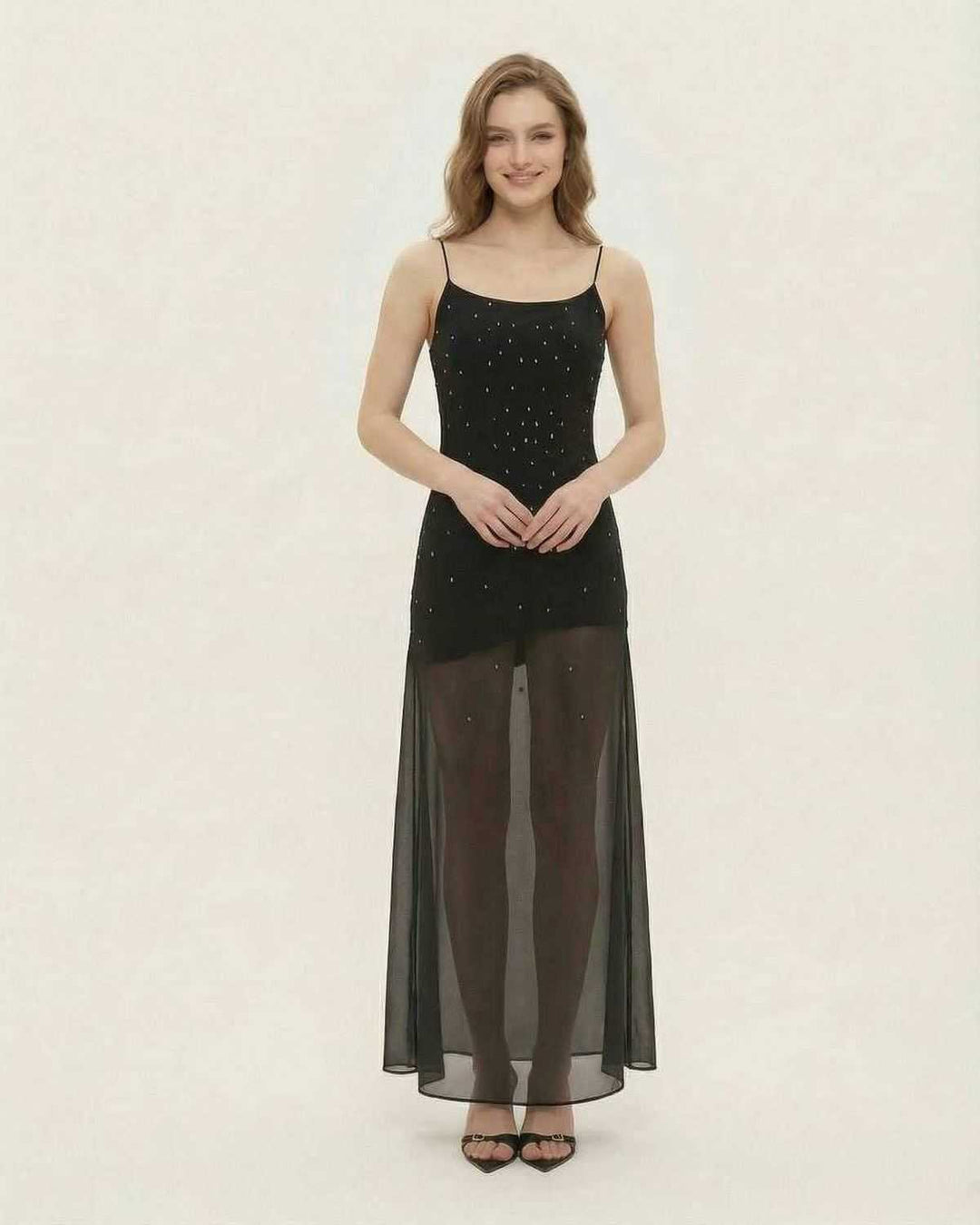 Elegante vestido maxi negro para mujer. Diseño sofisticado con brillo sutil, perfecto para noche y glamour.