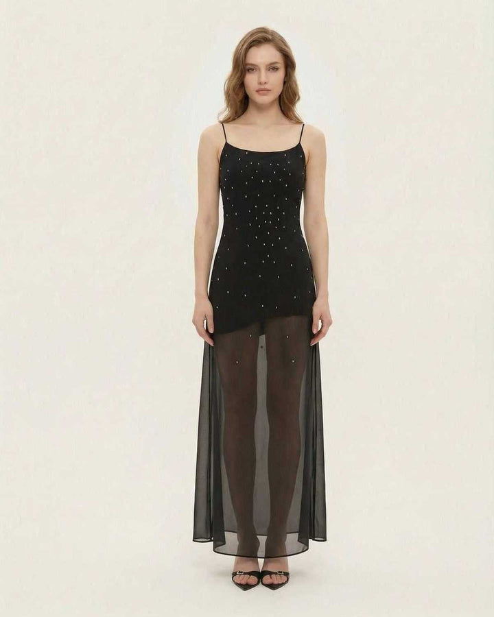 Vestido negro elegante para mujer, estilo maxi y sin mangas. Diseño con brillo sutil, ideal para noche.