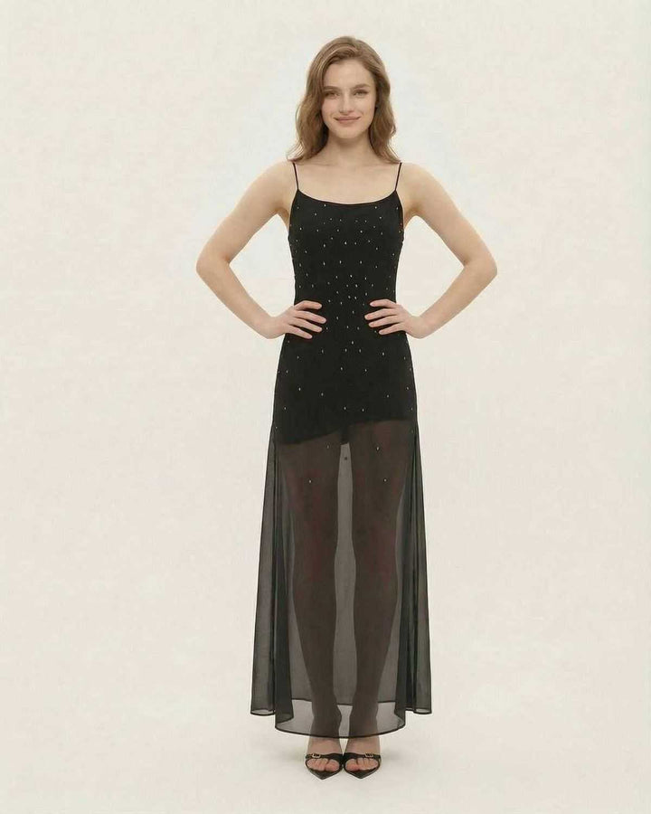 Glamuroso vestido de noche negro, largo y sin mangas, con brillo sutil para fiestas y eventos formales.