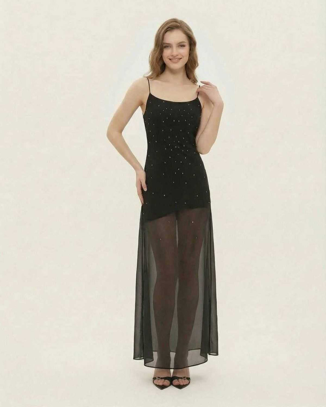 Maxi vestido negro largo de fiesta con brillo sutil. Elegancia para eventos nocturnos formales de mujer.