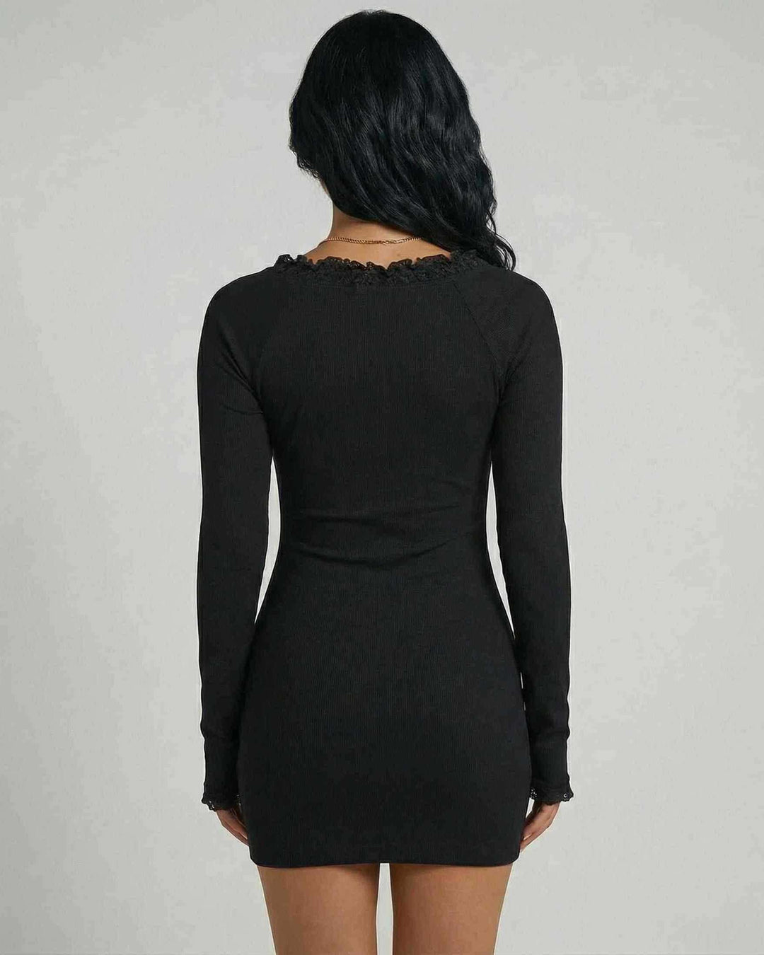 Vestido mini ceñido de mujer con mangas largas y delicado encaje, perfecto para noche elegante.