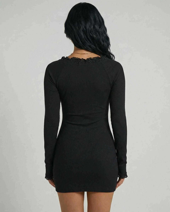 Vestido mini ceñido de mujer con mangas largas y delicado encaje, perfecto para noche elegante.
