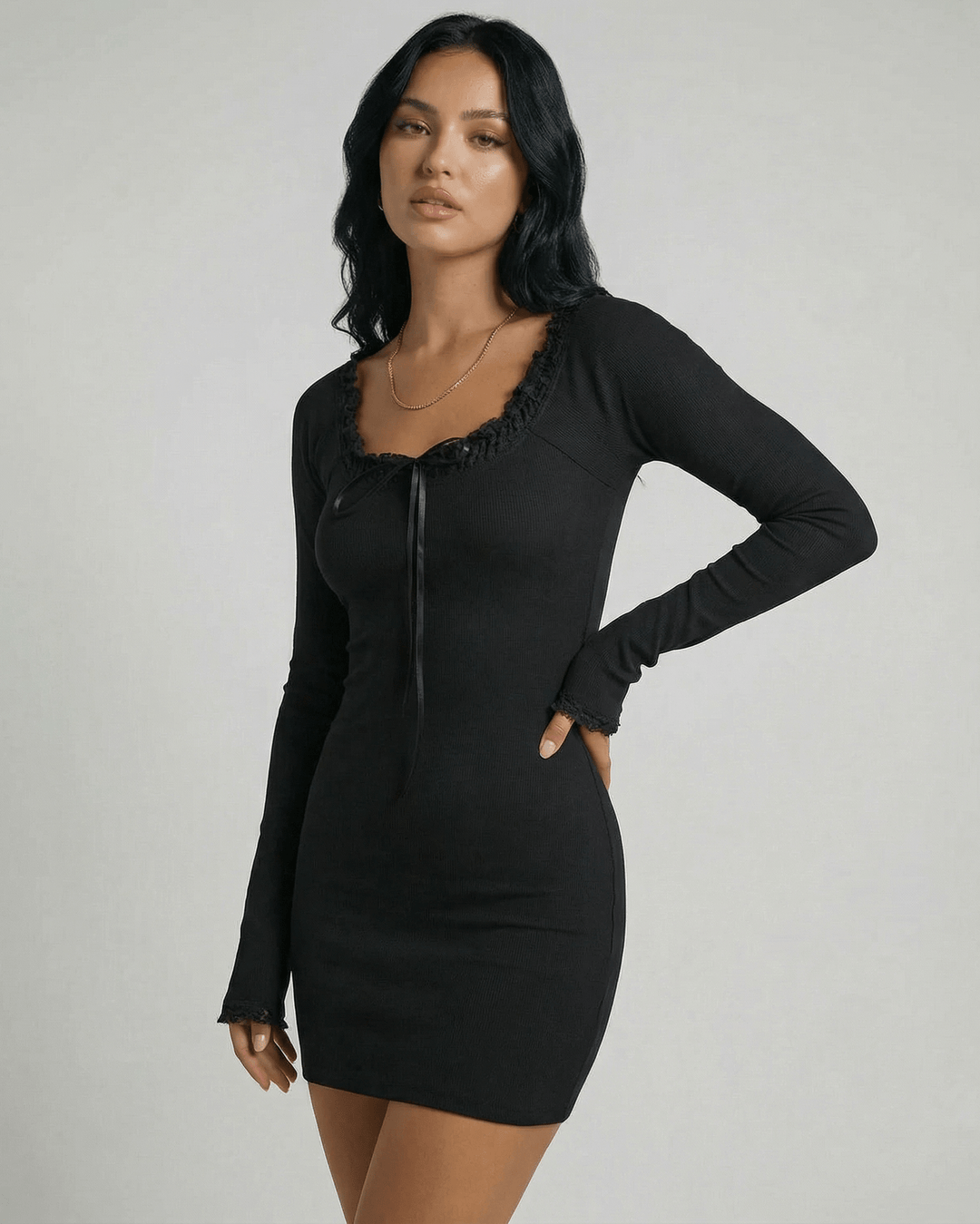 Elegante vestido mini negro de encaje para mujer, ajustado y con mangas largas, estilo cóctel.