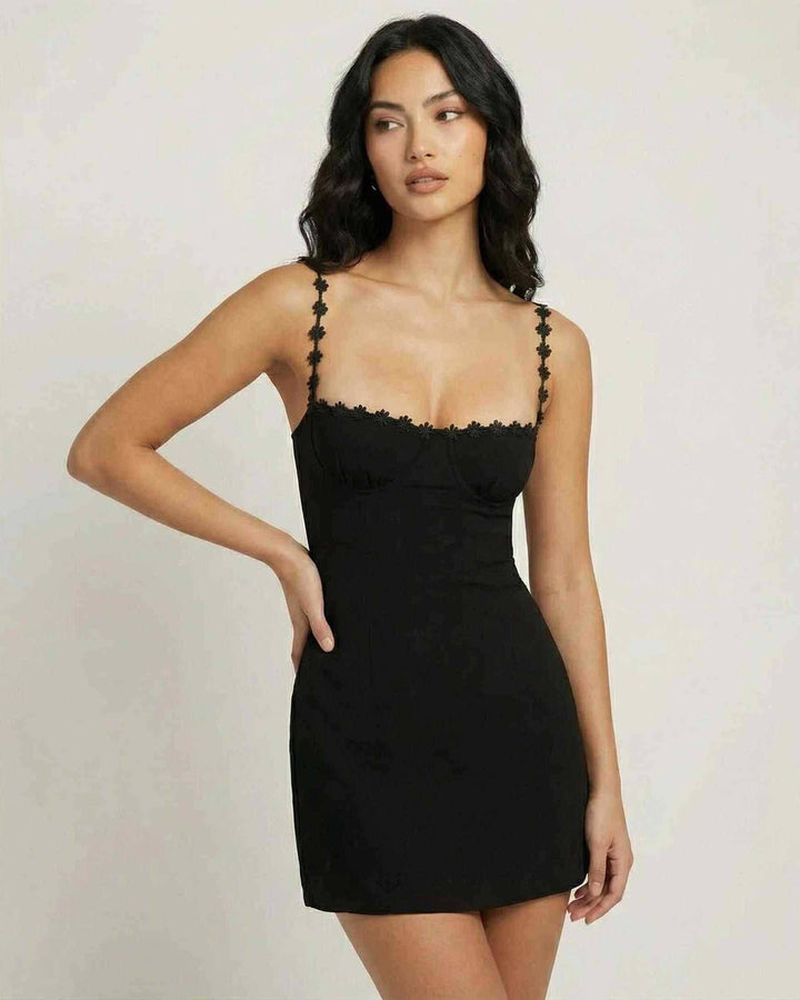 Elegante vestido mini negro con escote cuadrado y tirantes finos. Ropa de mujer sofisticada para eventos Noiré.