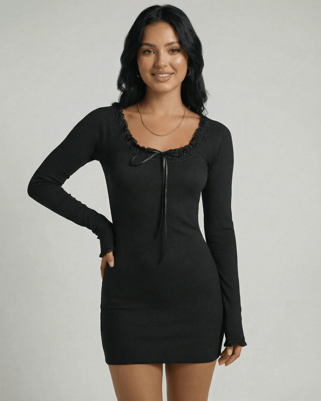 Vestido ajustado negro de mujer con encaje elegante, perfecto para lucir en eventos y cócteles.