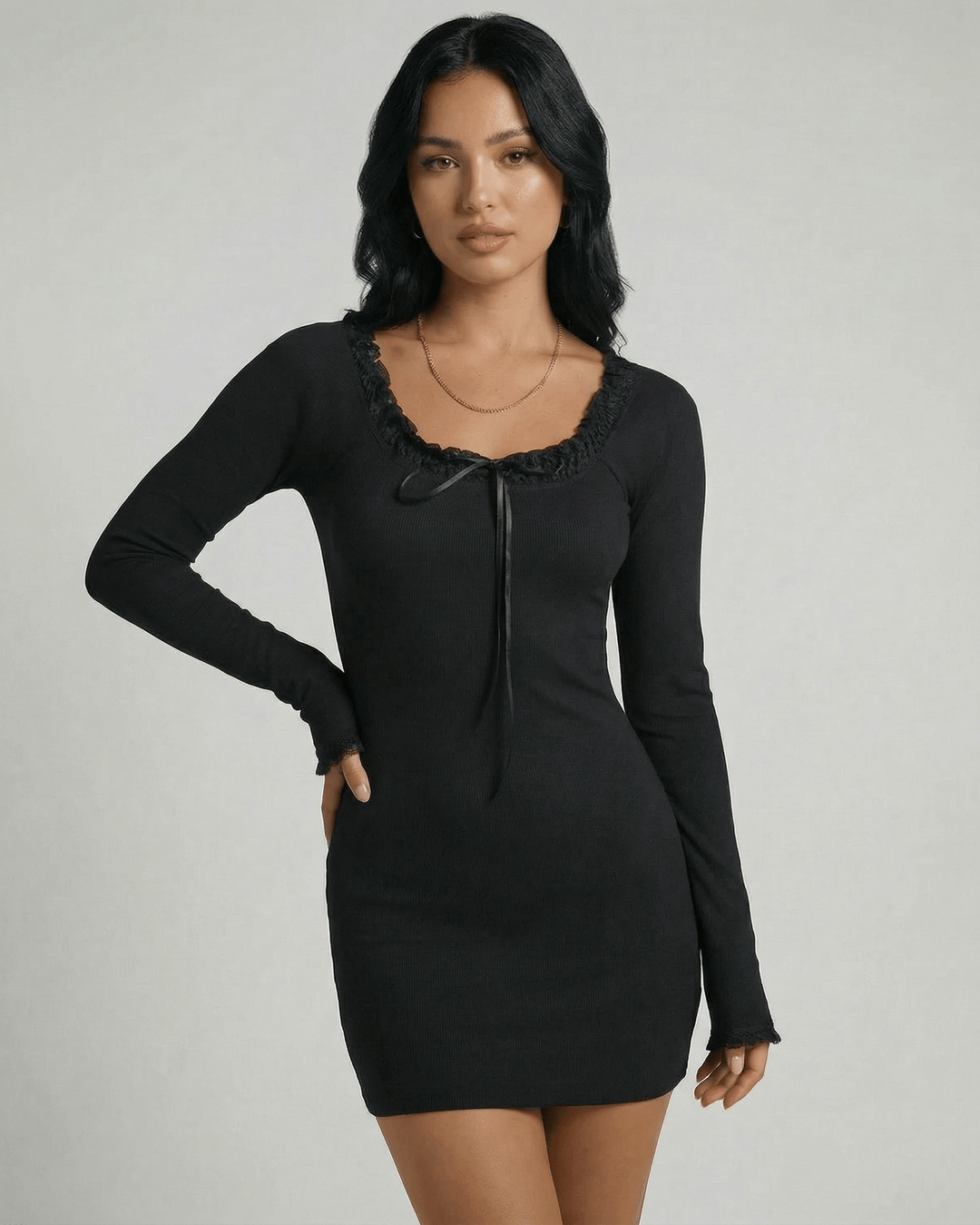 Vestido mini ajustado negro para mujer con encaje elegante, ideal para fiesta y cóctel.