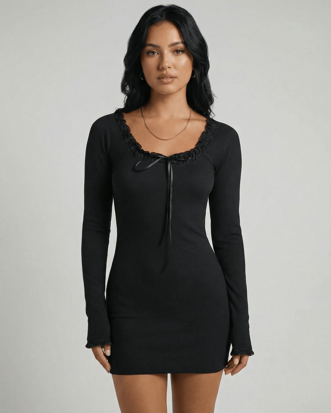 Vestido mini ajustado con encaje para fiesta, elegante y de moda, ideal para ocasiones especiales.