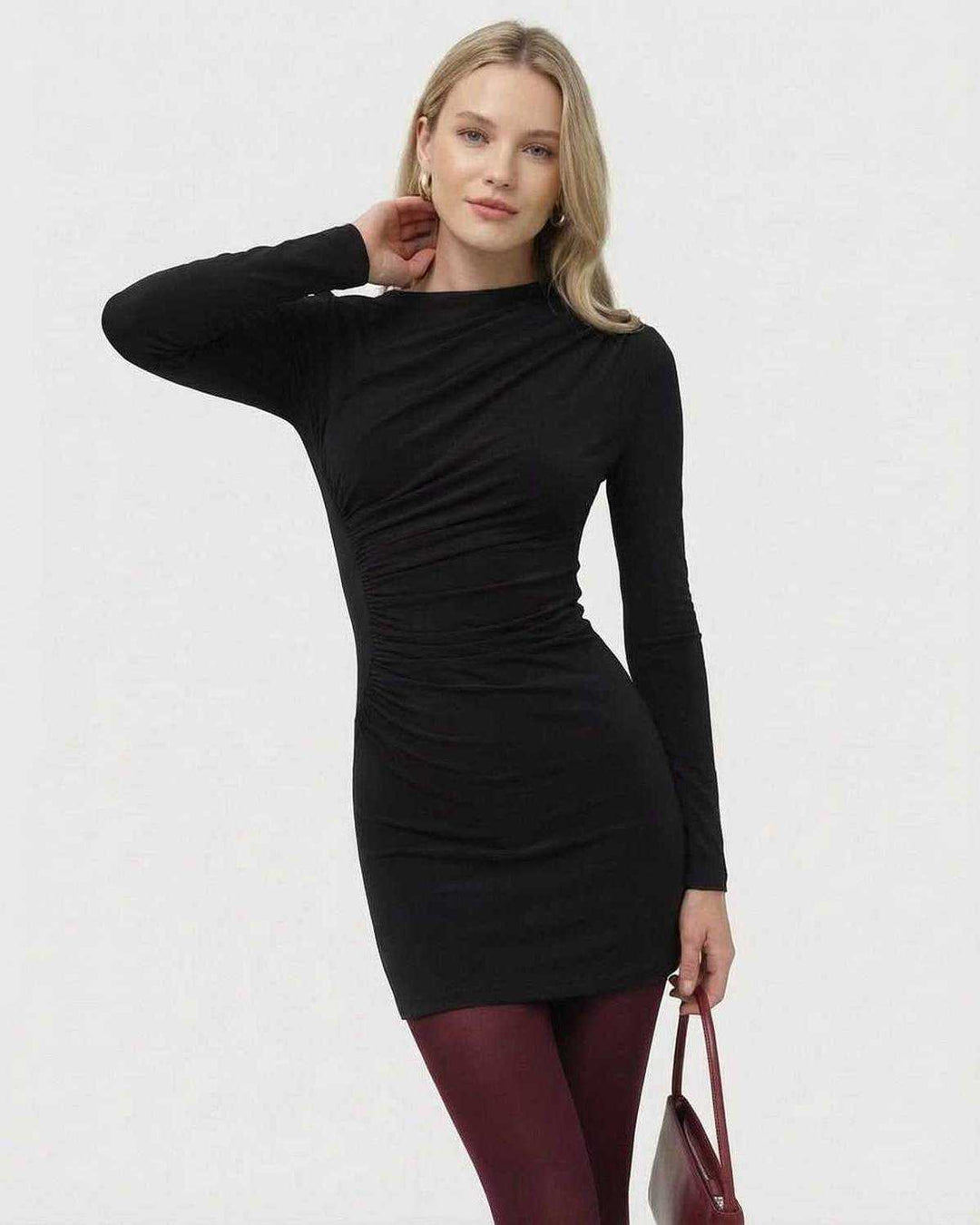 Vestido mini bodycon negro elegante para mujer con manga larga y ajuste estilizado.