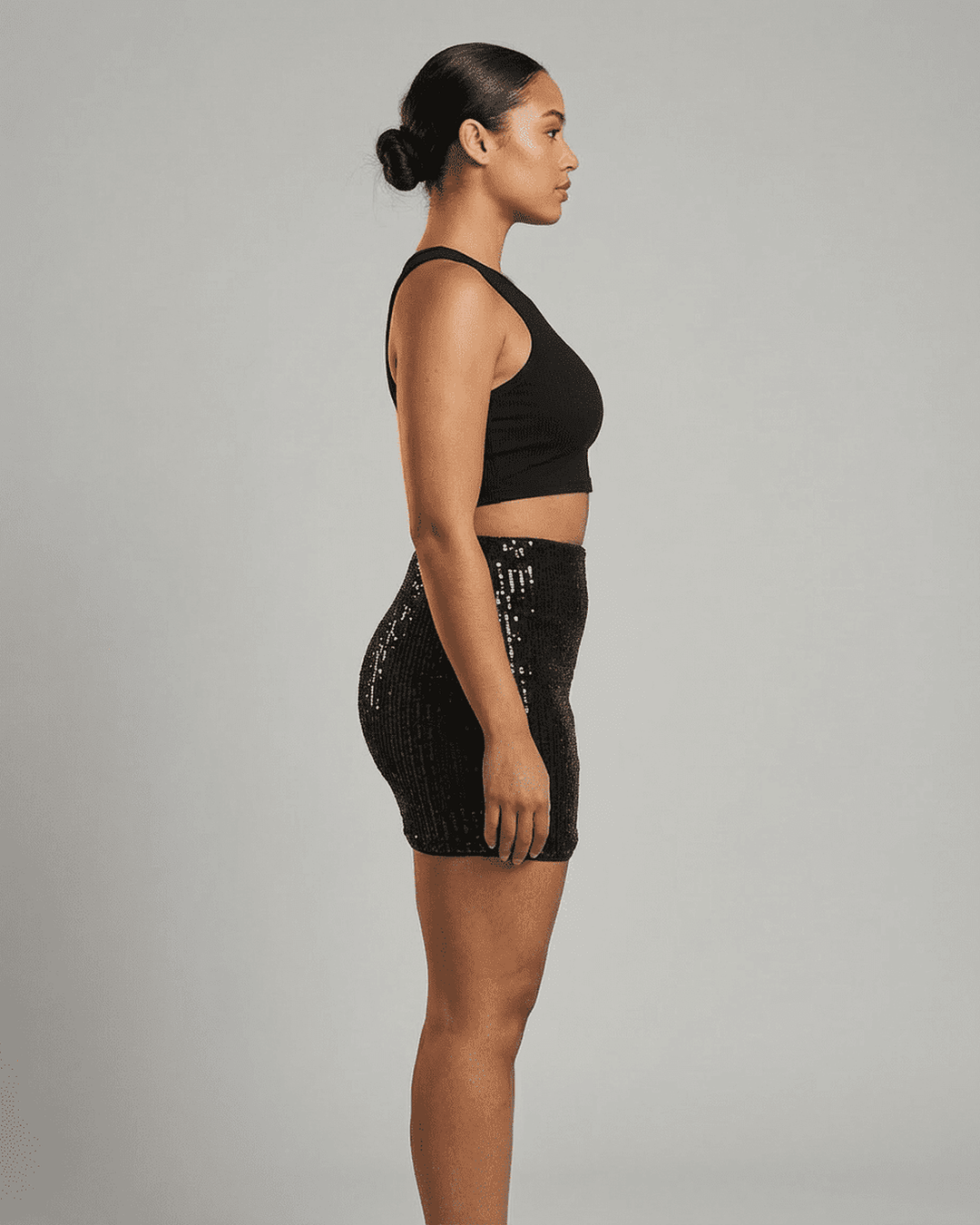 Mini falda negra elegante, estilo bodycon de cintura alta. Ideal para fiesta, noche y moda de mujer.