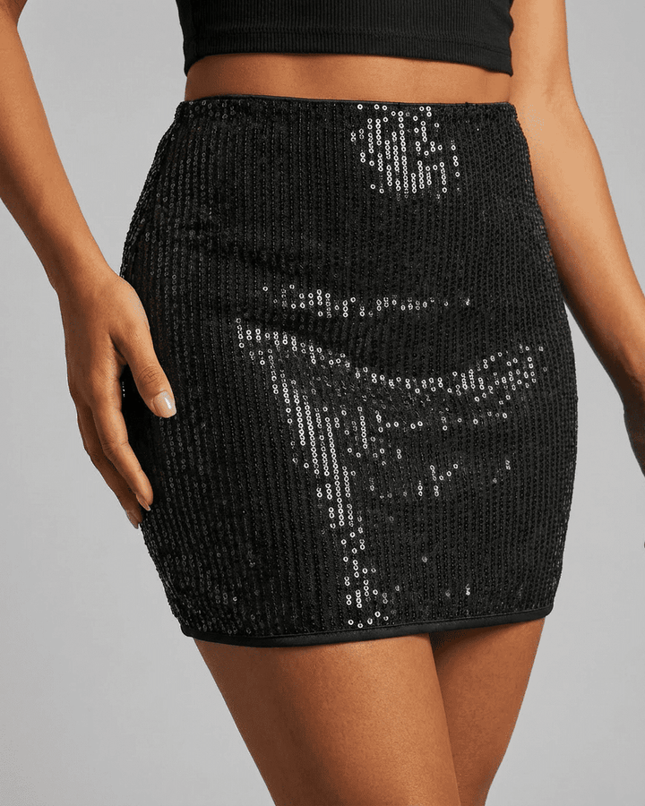 Mini falda bodycon negra brillante de cintura alta. Estilo elegante para fiesta y noche, moda mujer.