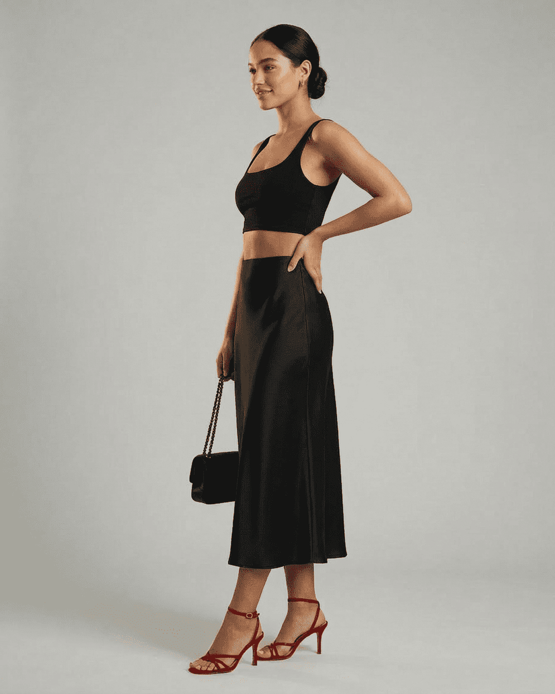 Falda midi negra versátil para mujer, estilo sirena, ideal para eventos formales y ocasiones elegantes.