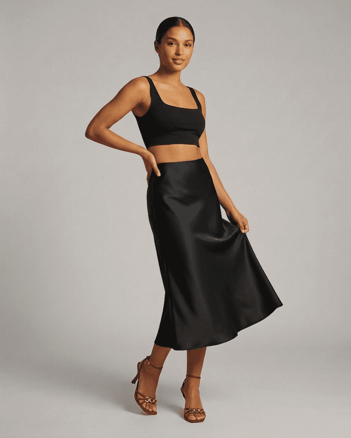 Falda negra midi sirena, corte elegante que realza la figura. Perfecta para moda de noche y eventos formales.