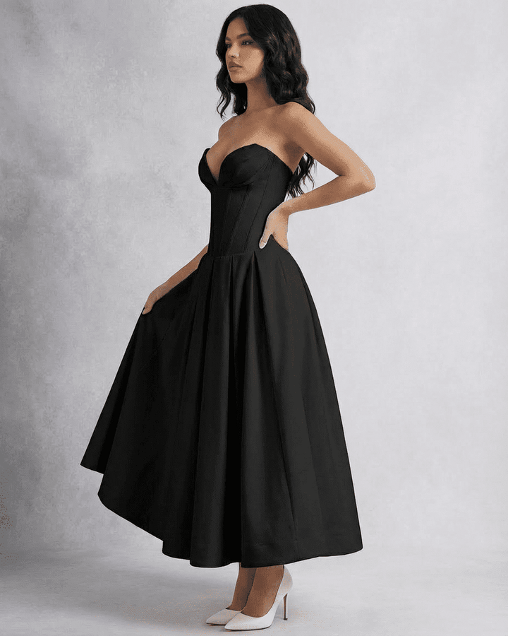 Estiloso vestido midi blanco para mujer con corsé y sin tirantes, ideal para ocasiones formales y eventos elegantes.