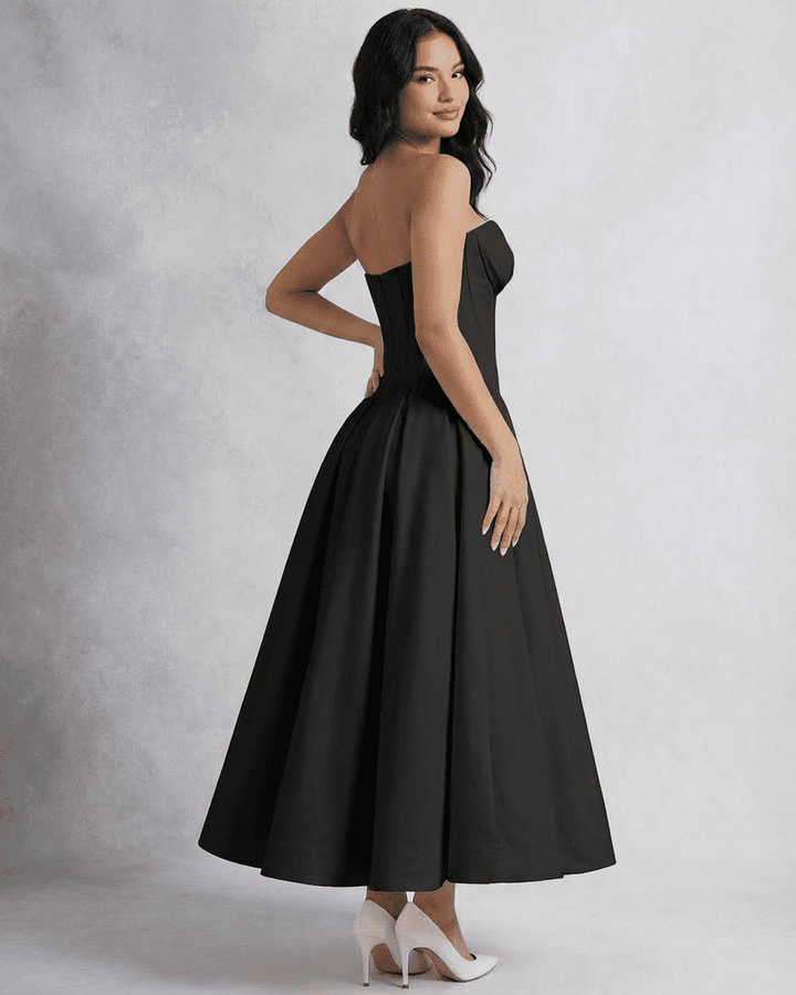Vestido midi blanco elegante de mujer con corsé y sin tirantes, versátil para fiestas, cenas y celebraciones formales.