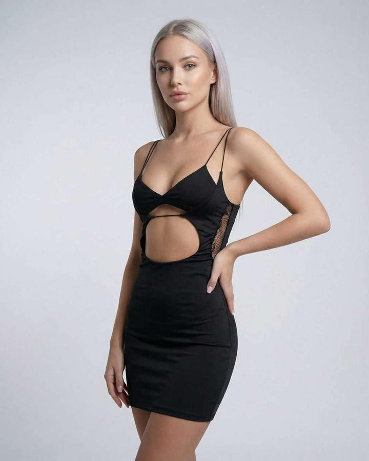 Vestido mini negro de moda. Estilo elegante con tirantes espagueti y escote V. Ideal para ocasiones especiales.
