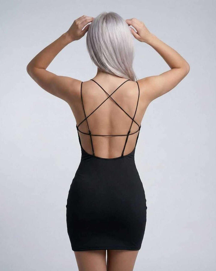 Vestido mini negro atrevido con corte ajustado, tirantes finos y escote V. Ideal para fiesta de noche.