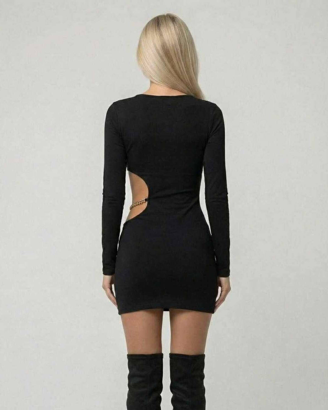 Elegante vestido ajustado negro de noche para mujer, estilo atrevido con detalles de cadenas y corte mini.