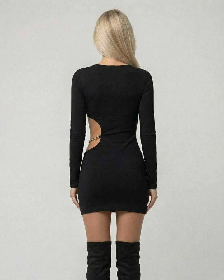 Elegante vestido ajustado negro de noche para mujer, estilo atrevido con detalles de cadenas y corte mini.