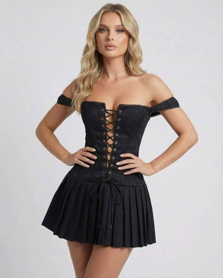 Elegante vestido mini negro con tirantes para mujer. Diseño ceñido y falda plisada, perfecto para noche y fiesta.