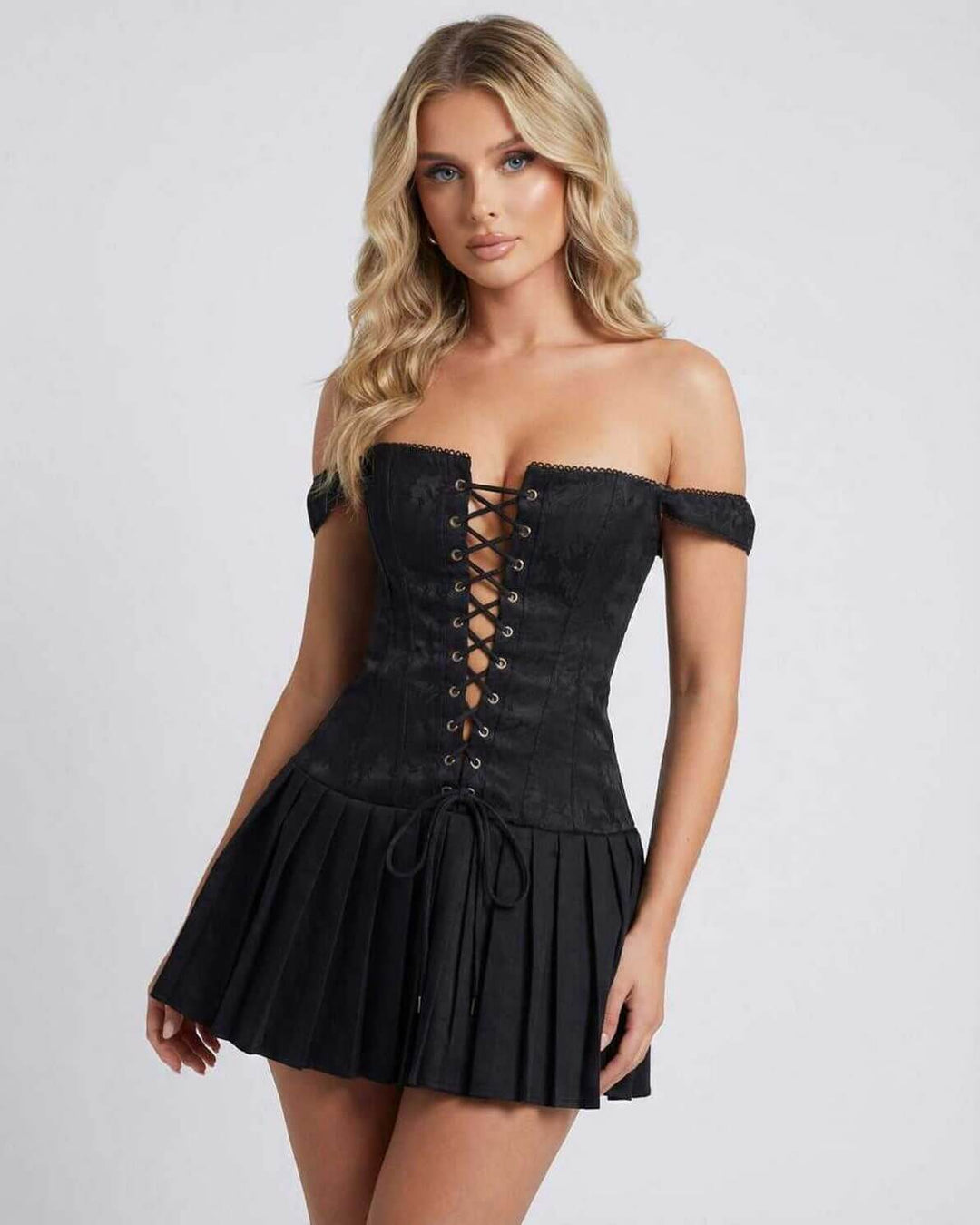 Vestido mini elegante negro para mujer con tirantes finos, perfecto para fiesta o noche de club. Ajuste ceñido.