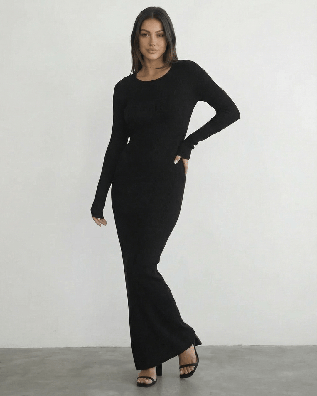 Vestido maxi negro con espalda abierta, manga larga. Perfecto para cóctel y ocasiones especiales.