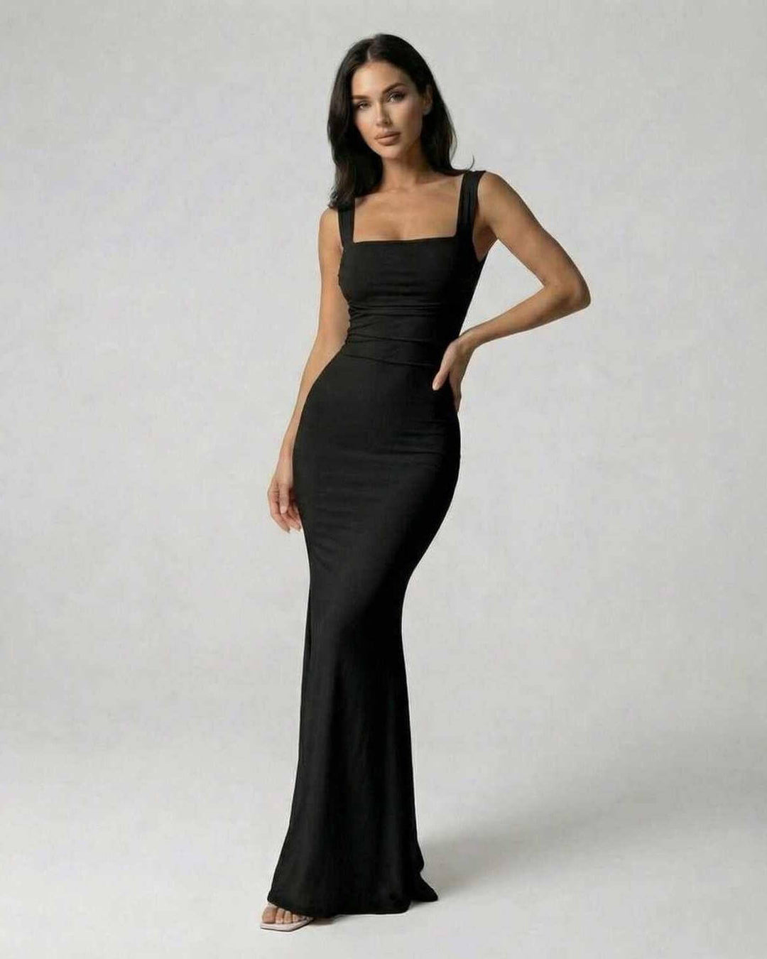 Vestido maxi negro de fiesta que irradia elegancia y estilo, con una espalda cruzada para mujer moderna.