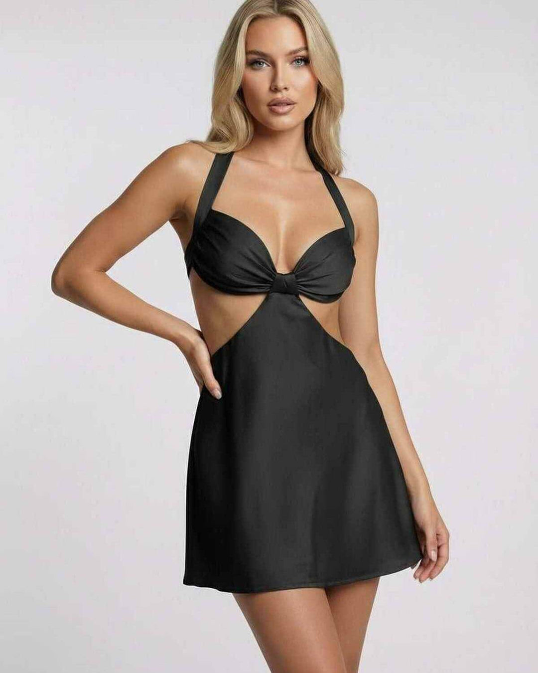 Detalle del diseño cortado y escote halter del vestido mini Onyx negro. Textura premium para noches elegantes.
