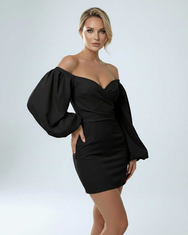 Vestido negro mini ajustado, elegante y femenino, con hombros descubiertos para cóctel de verano.