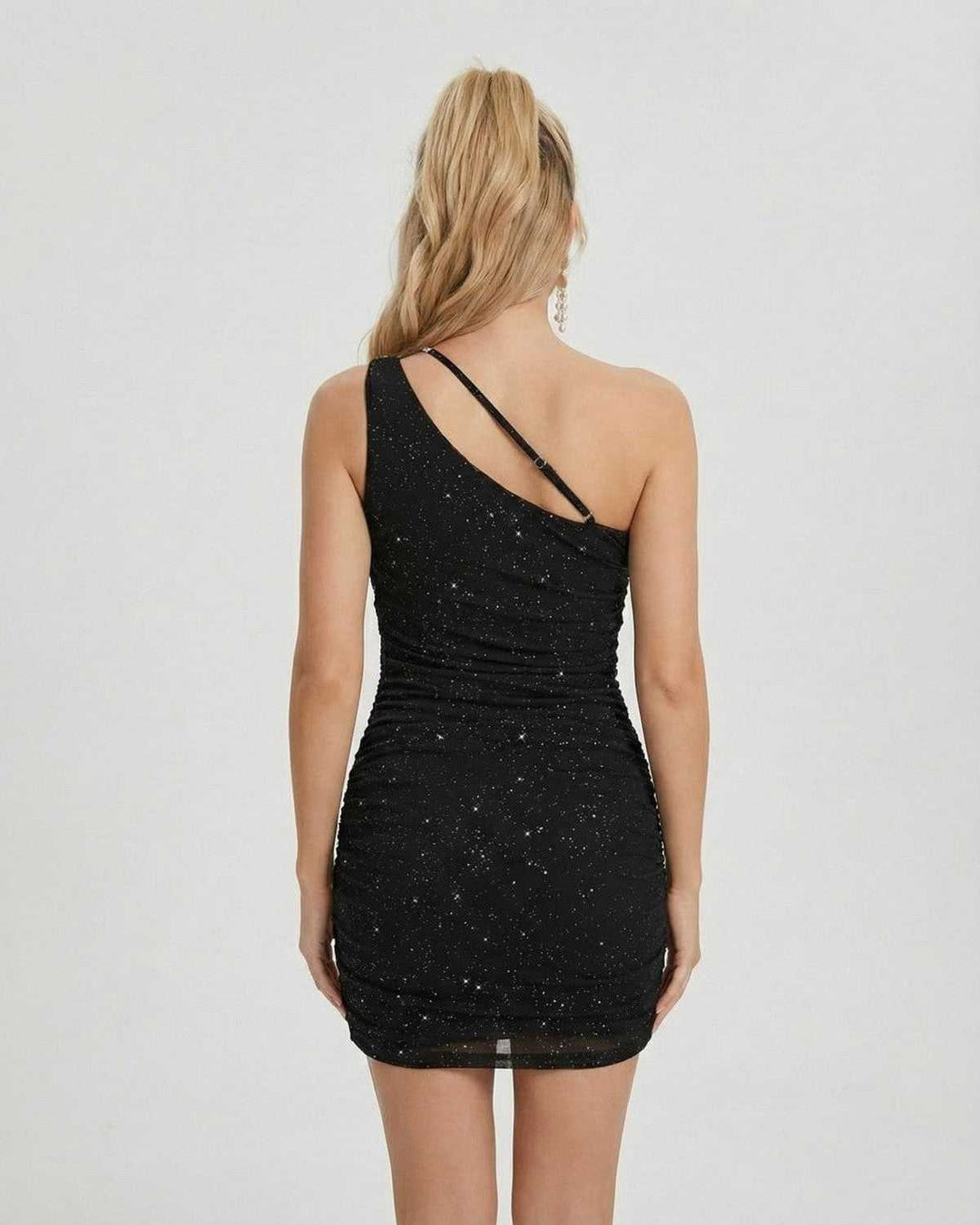 Vestido corto de mujer Orión, estilo un hombro asimétrico. Perfecto para cóctel o eventos elegantes.